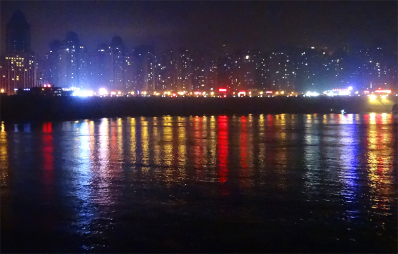 Hochhäuser in Zhongxian...? (250.000 Einwohner)