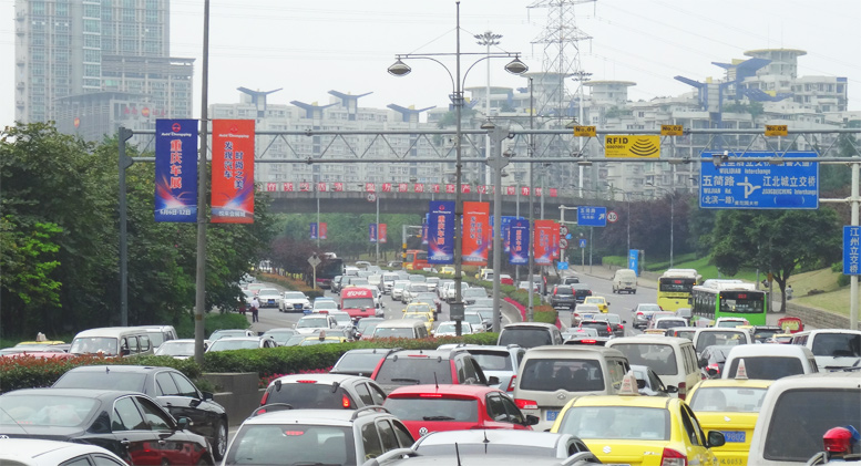 Dauerstau auf den Stadtautobahnen, hier in Chongqing