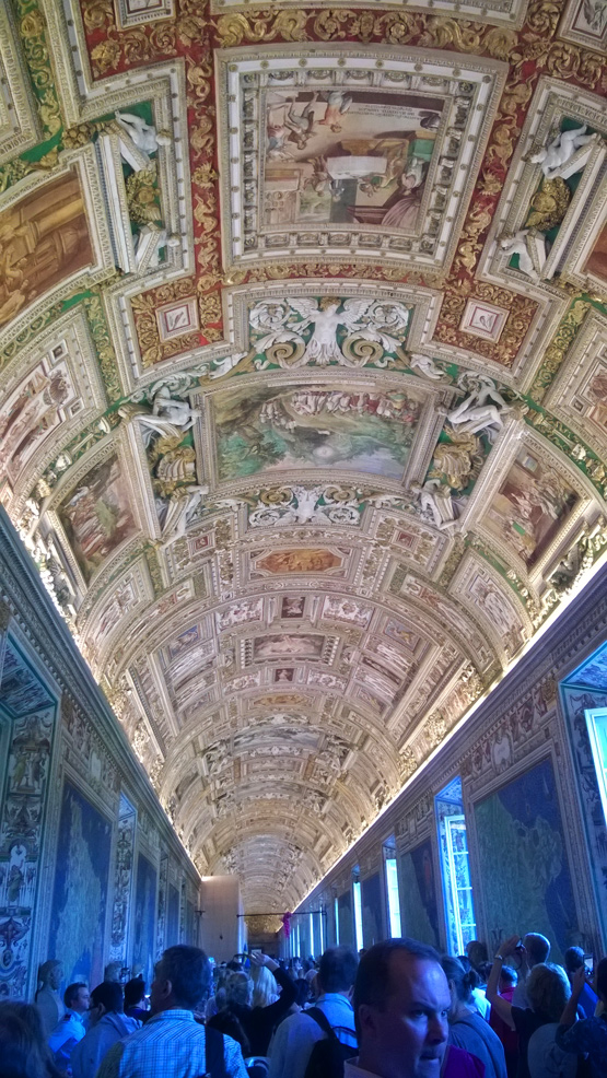 Gedränge durch nicht enden wollende Gänge