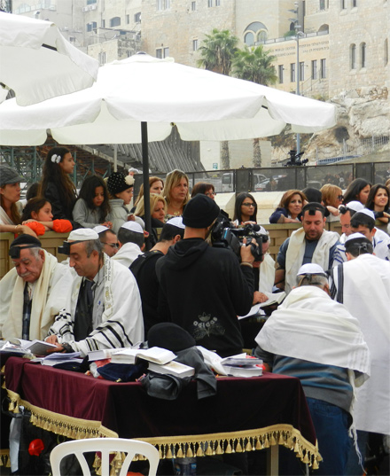 Die Frauen dürfen den Männern beim Beten zuschauen