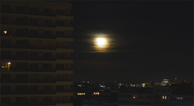 Mond und Reichstag