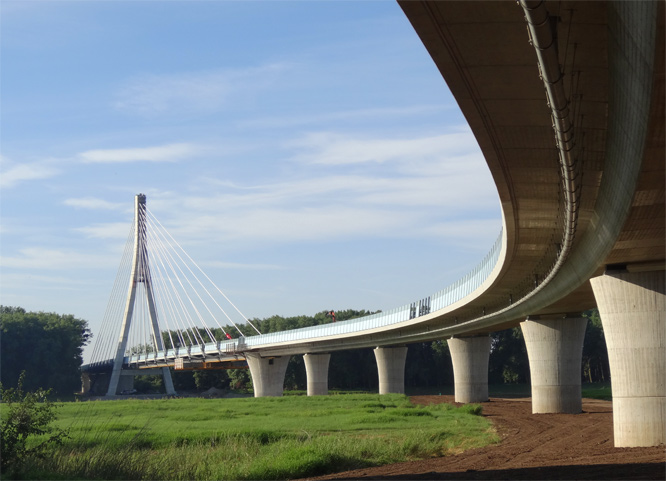 Neue Elbbrücke auf der Umgehungsstrasse 246a bei Schönebeck