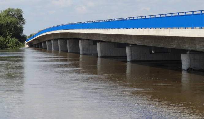 Strassenbrücke bei Heyrothsberge, 10.06.2013, 10:40