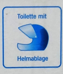 Toilette mit Helmablage