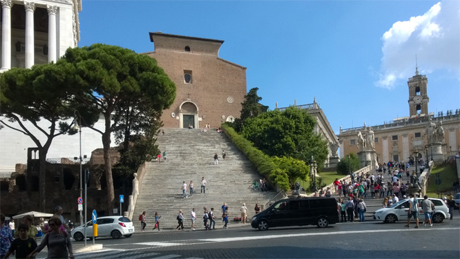 Zwei Treppen beim Denkmal für Emanuelle II (ganz links)