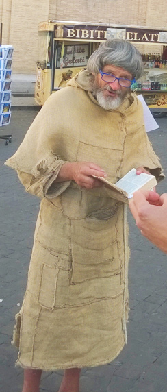 Ein barfüssiger Franziskaner auf dem Petersplatz