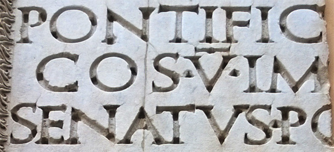 Riesige Schrift aus dem Hof des Musei  Capitolini