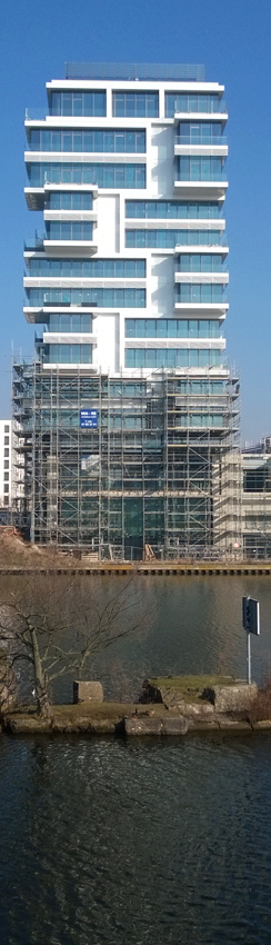 Hochhaus an der East Side Gallery