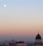 Mond über Reichstag, 10.12.03, 8:19